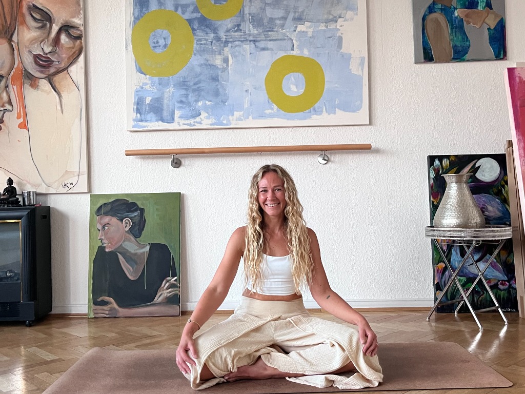 Yoga-Lehrerin Emi in warmem Licht